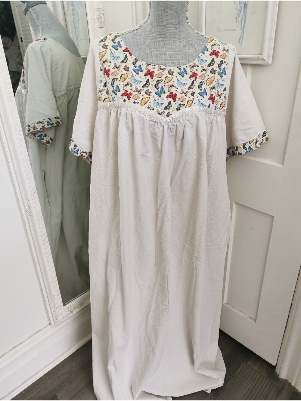 ✨Vintage Cotton Cream Color Grannycore Nightgown Butterfly🦋Print Neckline. XL